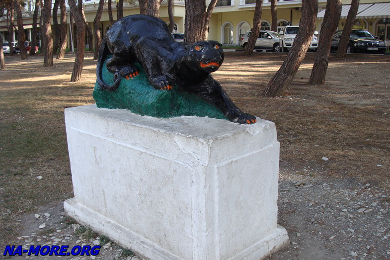Скульптура пантеры на набережной в Геленджике